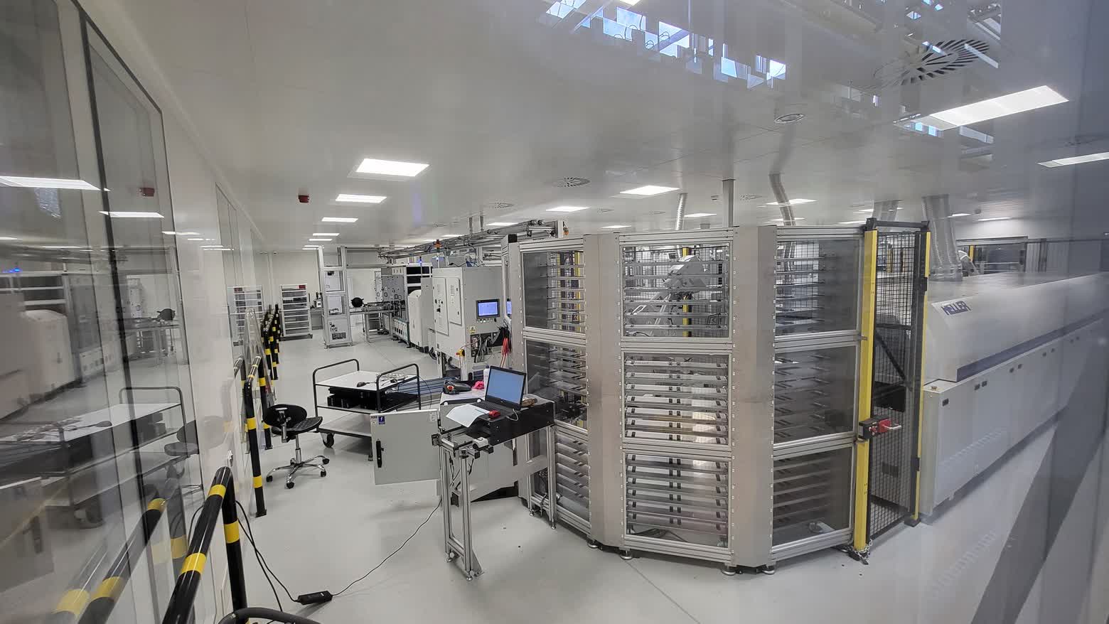 Compact shelf magazine buffer system with 100+ carrier capacity and real-time RFID position tracking for automotive lighting production