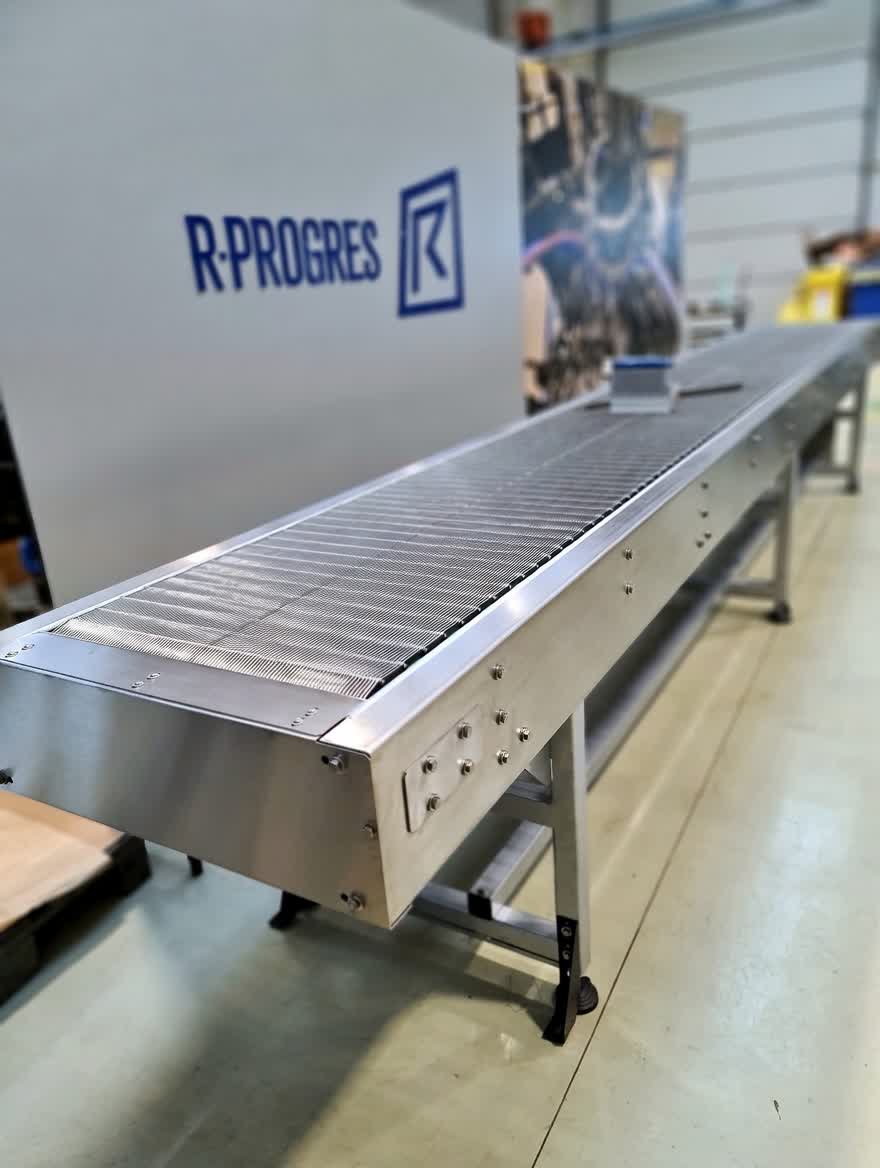 Hygienic mesh belt conveyor for food-grade and clean-room production environments