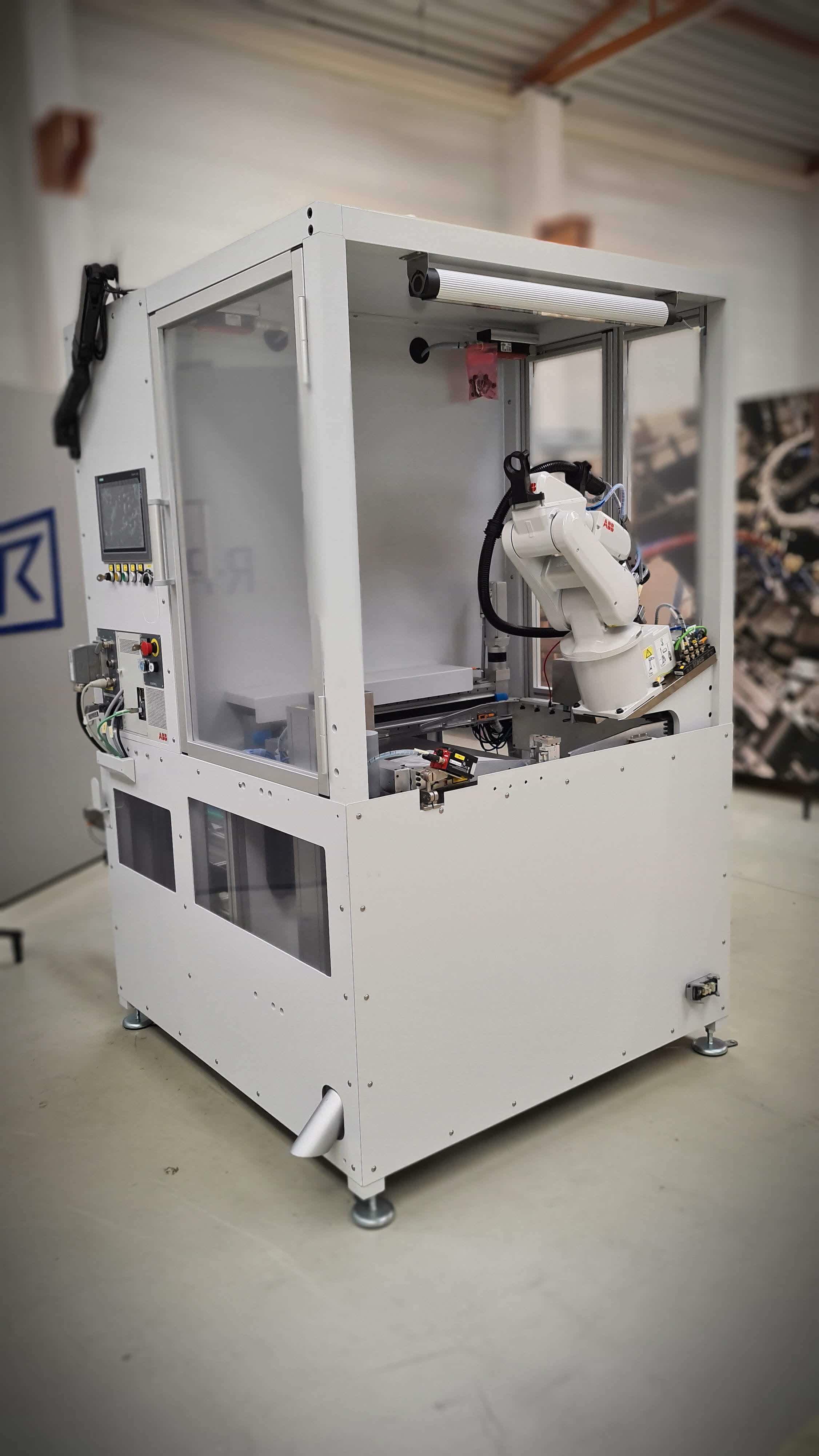 Steel-frame palletizing machine with industrial fast robot and zero tray switch time for continuous small parts operation 3