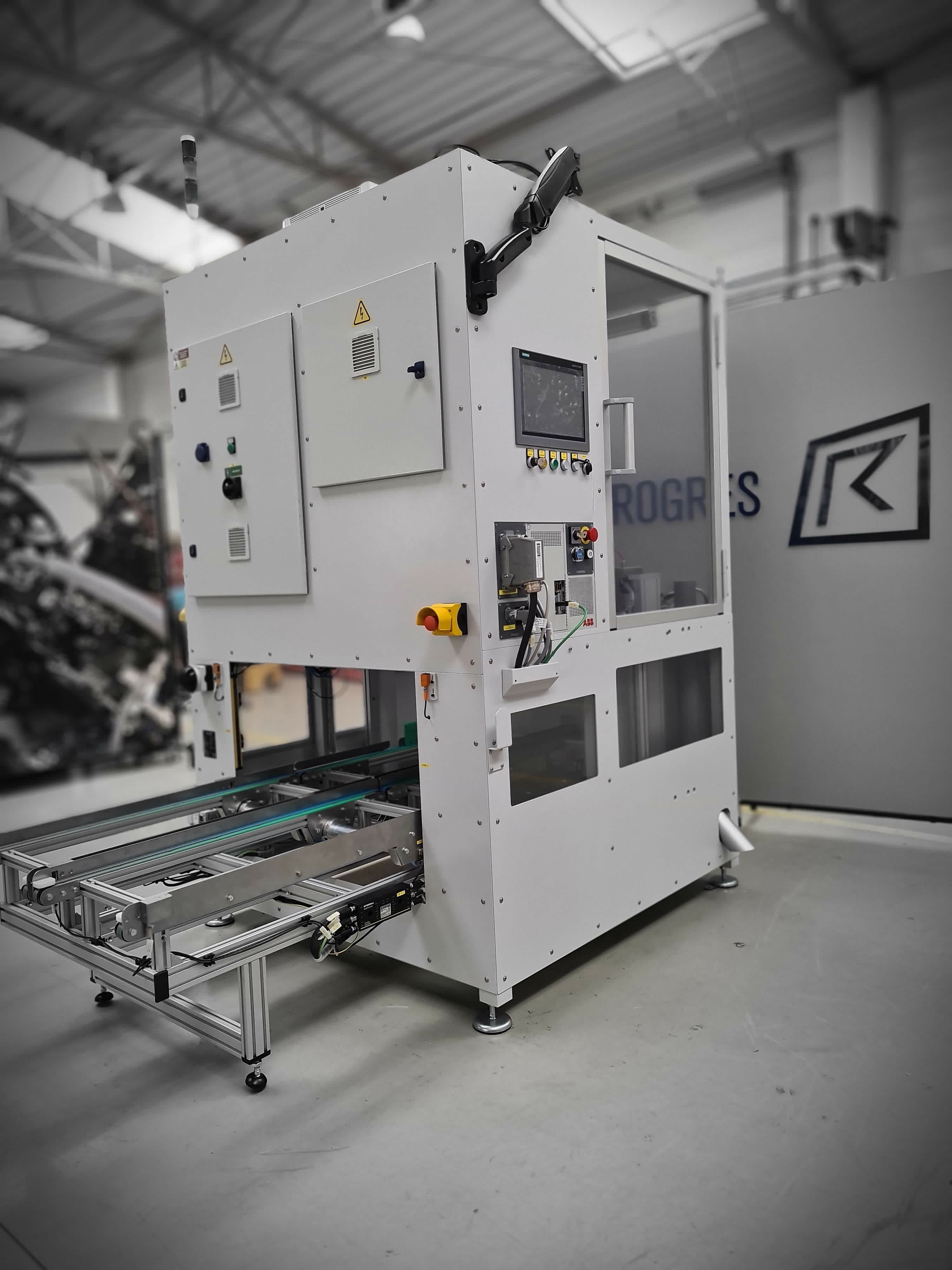 Robotic palletizing machine with zero tray switch time for continuous high-speed small parts packaging
