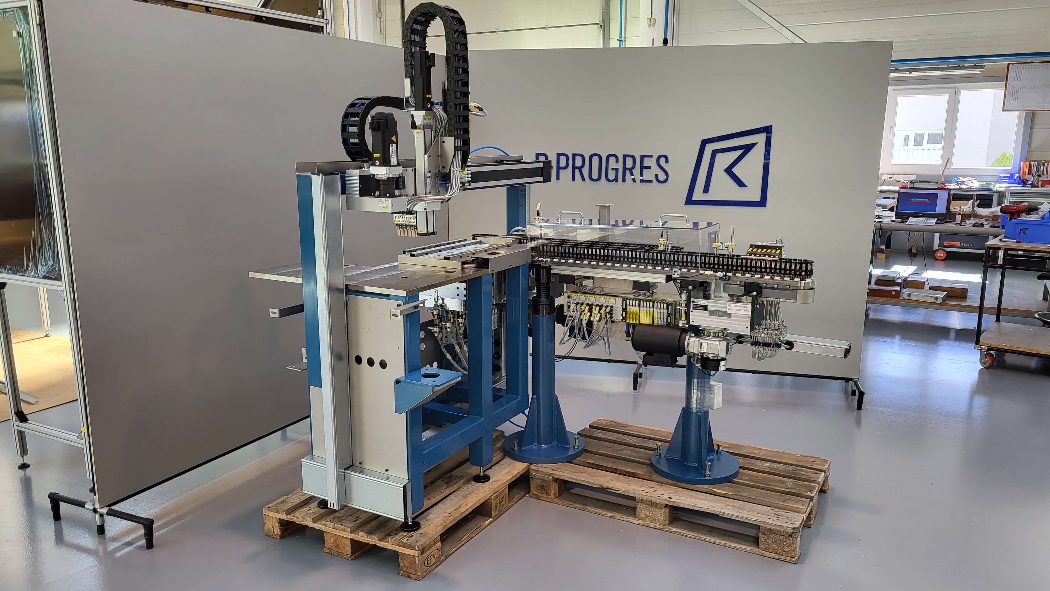 Two-axis servo manipulator treatment unit with high-speed buffer conveyor integrated into car lamp production line